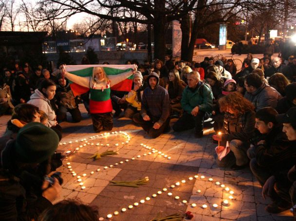 photo of България се смълча в памет на самозапалилия се Пламен
