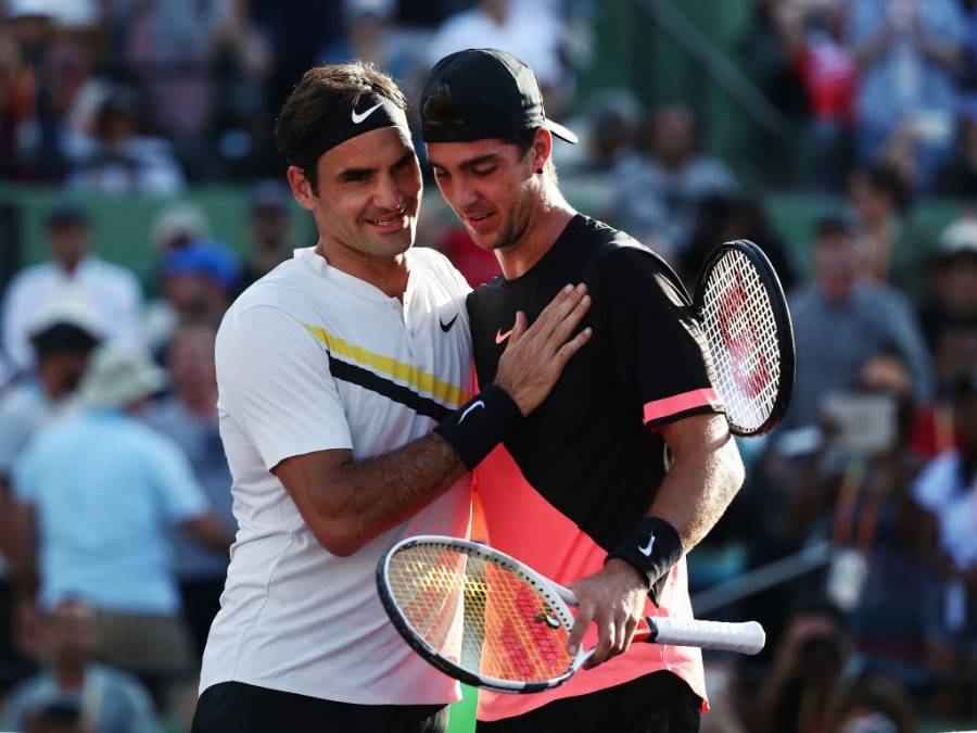 Роджър Федерер прегръща Танаси Кокинакис, след като е загубил от него