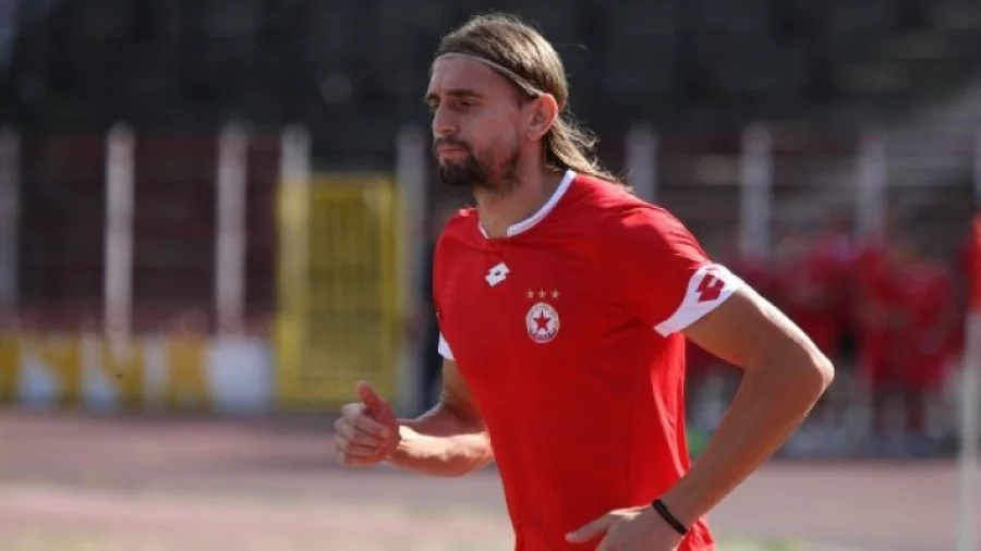Александър Бранеков с фланелката на ЦСКА