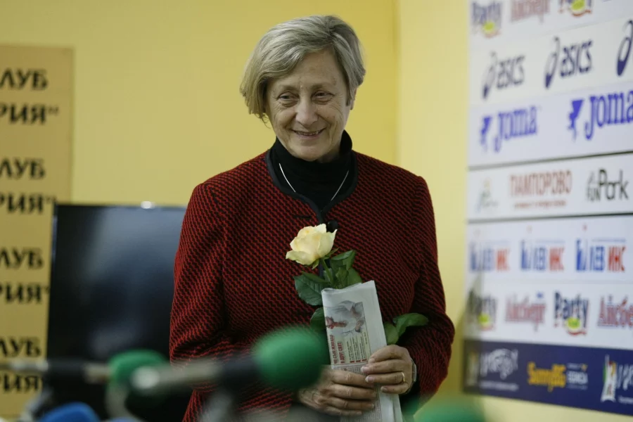 Познава се с Робева