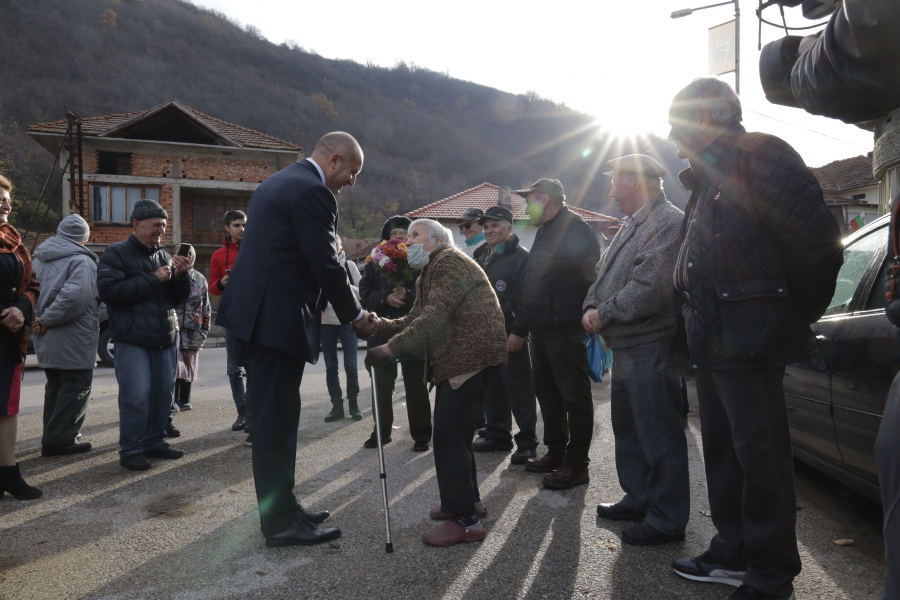  светлочервен радев 