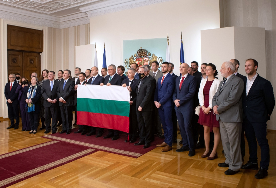  светлочервен радев 