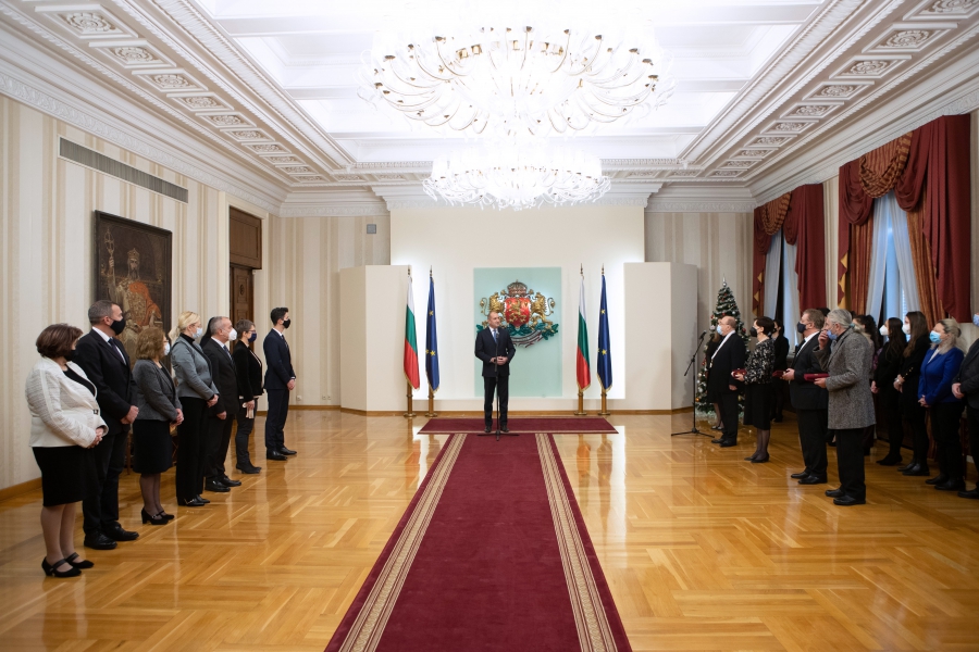  светлочервен радев 