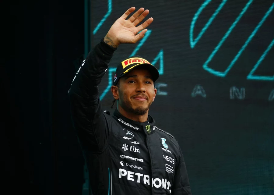 Феновете са изненадани от новината, че Хамилтън ще премине във Ферари