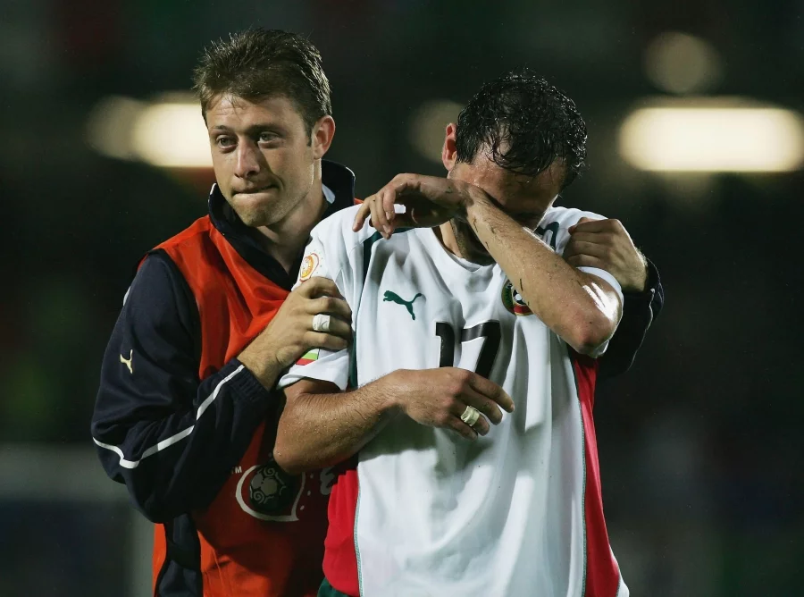 Мартин Петров плаче след отпадането на България на Евро 2004
