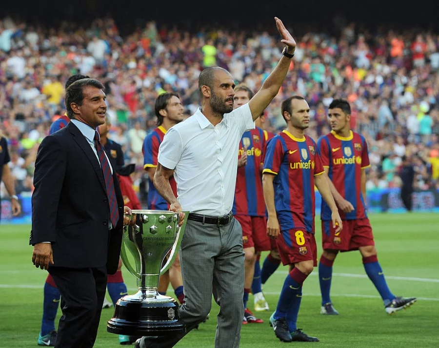 Гуардиола с трофей като треньор на Барселона