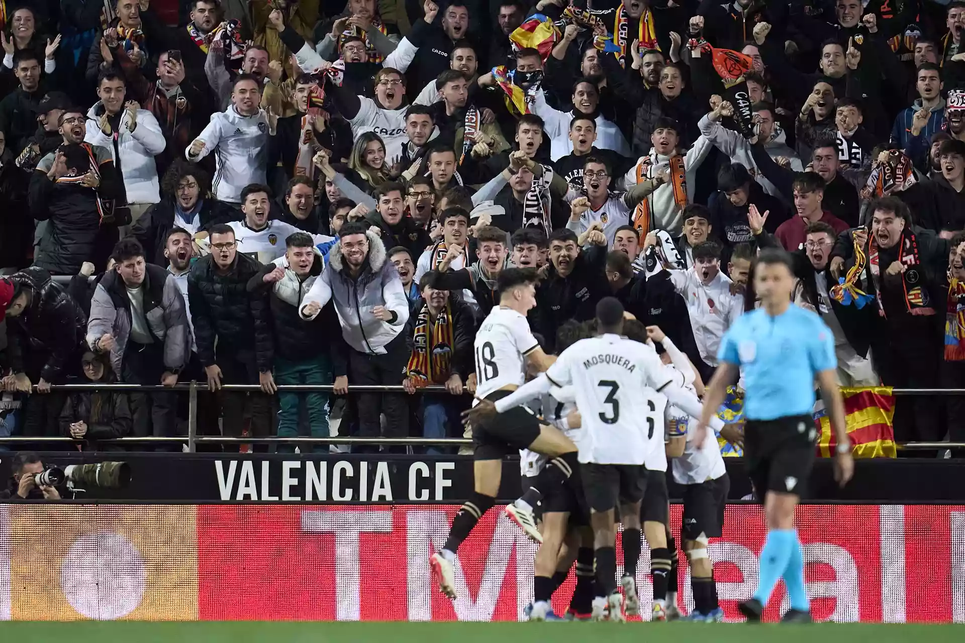 футболистите на Валенсия се радват