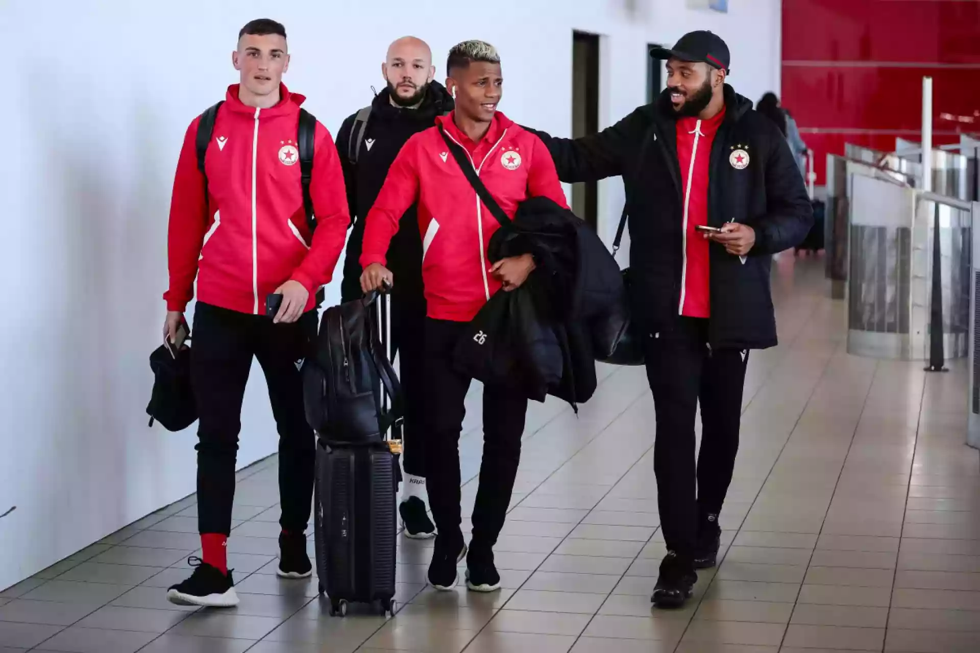 Играчите на ЦСКА при завръщането от лагера в Турция