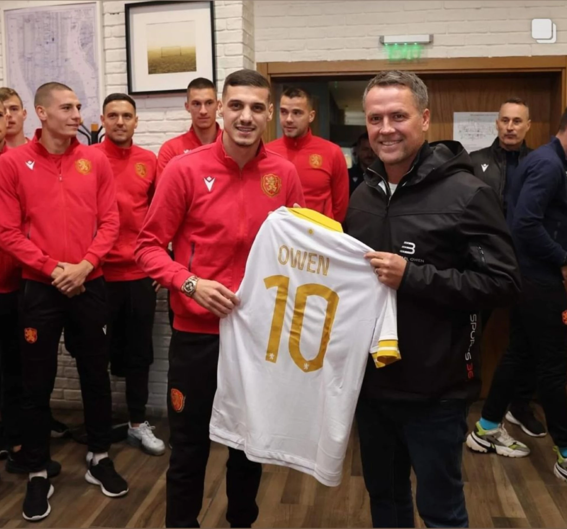 Кирил Десподов подари фланелката с №10 на Майкъл Оуен