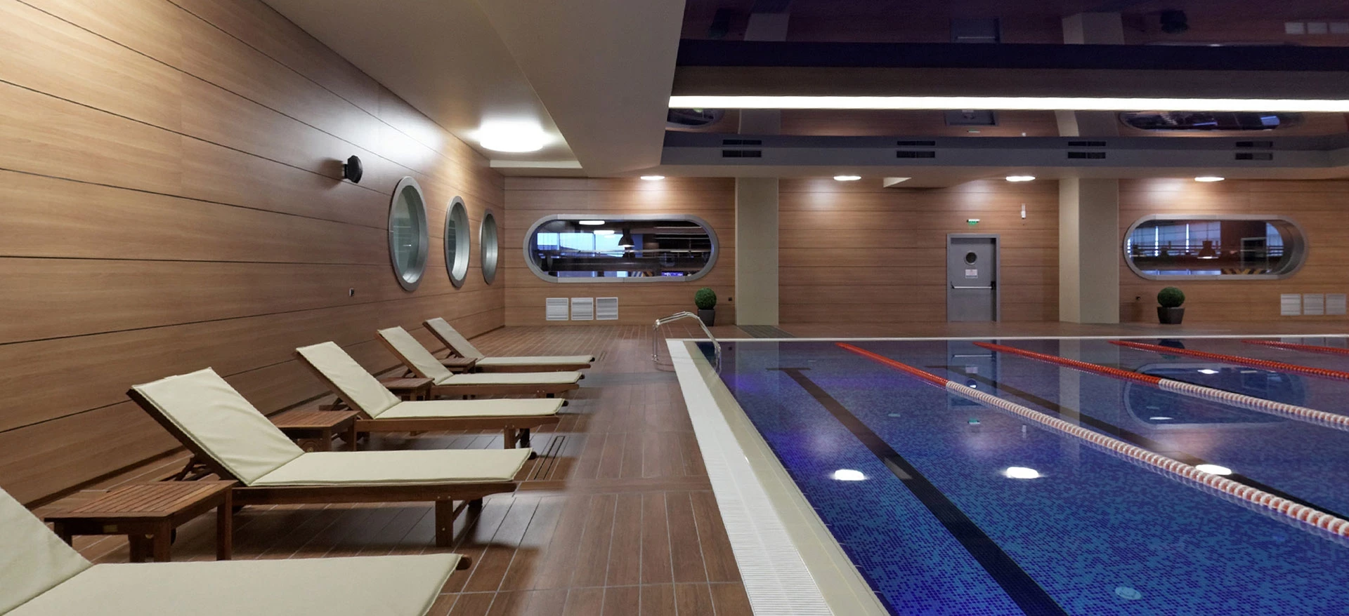 25-метров басейн ви очаква във Orange Fitness Pool & Spa