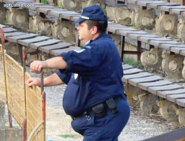 photo of Снимка на "пълничък" полицай подлуди Facebook