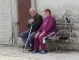 Виц на деня: Дядо и баба обикалят любими места от младините