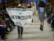  Климатичнa активистка саботира ревю на Louis Vuitton (ВИДЕО) 