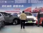 Електрическа кола блъсна петима души на изложение в Китай (ВИДЕО)